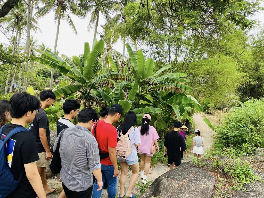 Theo chân hướng dẫn viên tham quan làng