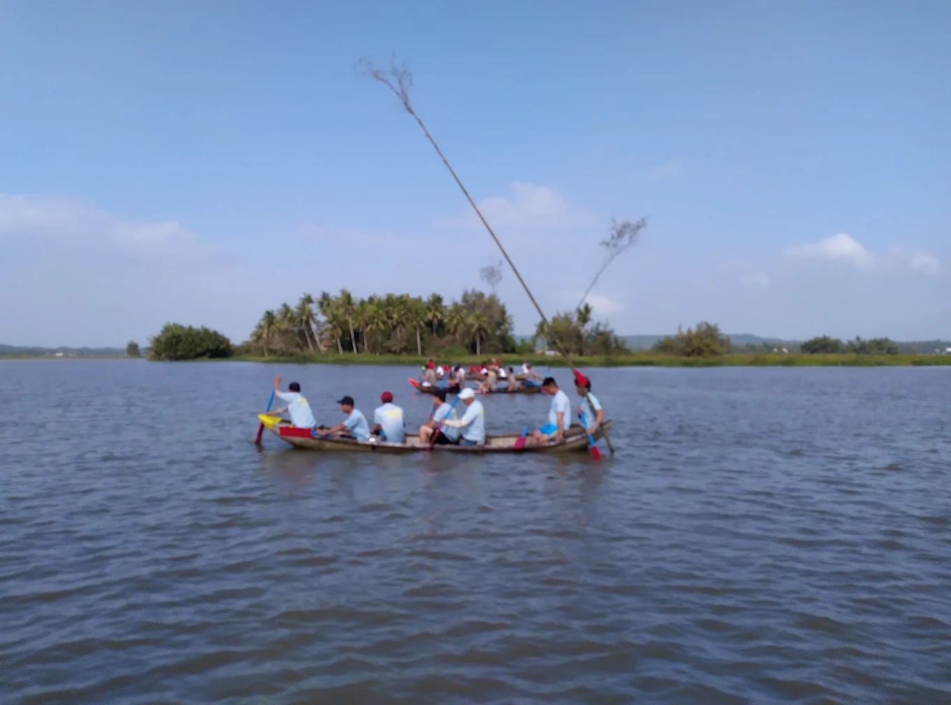 Du khách tham gia chèo thuyền độc mộc, cảm nhận sự tĩnh lặng và hòa mình vào thiên nhiên sông nước mênh mông.